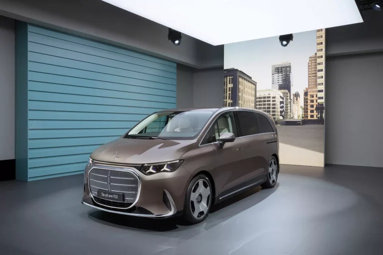 Mercedes VLE elétrico estreia com até 409 cv e tela traseira gigante de 31,3 polegadas