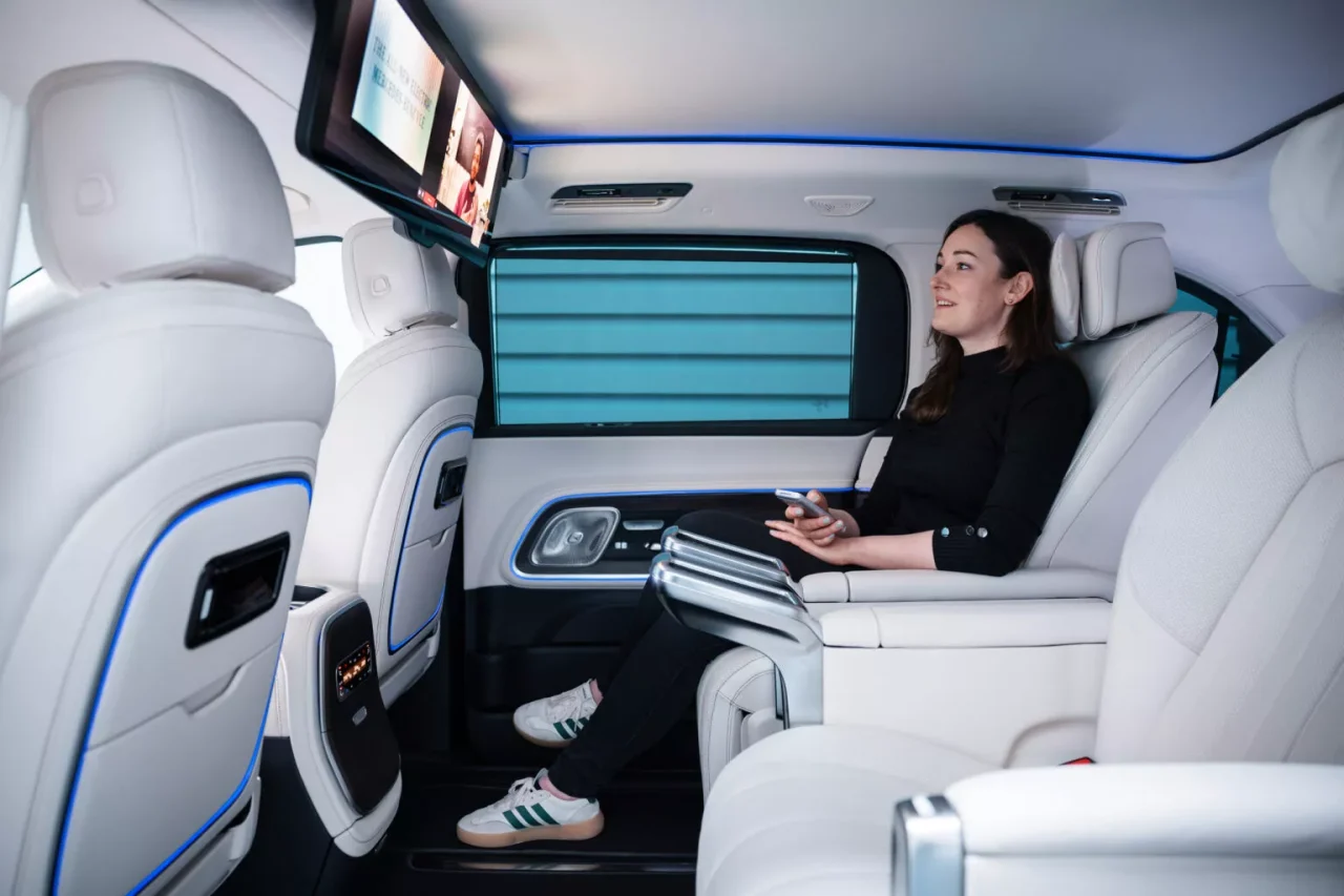 Mercedes VLE elétrico estreia com até 409 cv e tela traseira gigante de 31,3 polegadas