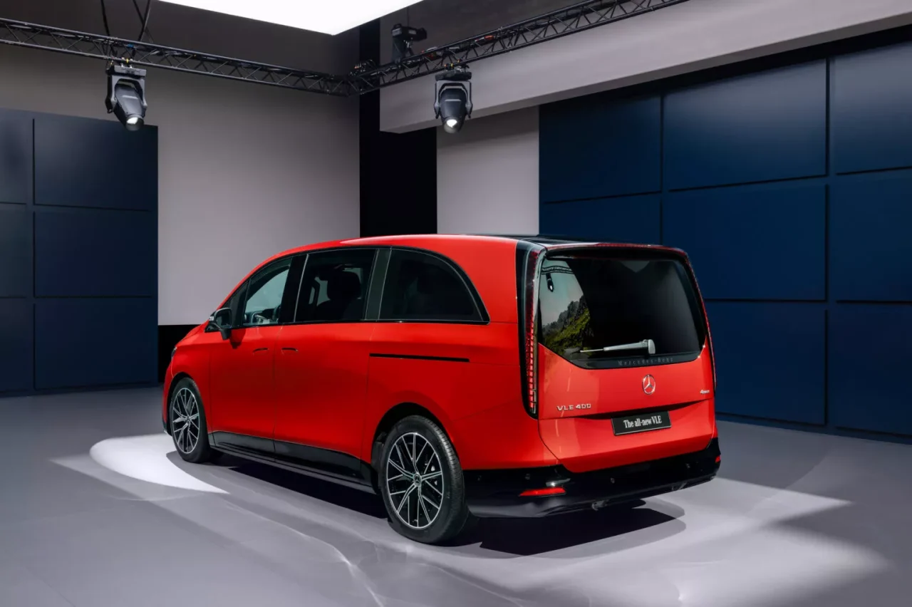 Mercedes VLE elétrico estreia com até 409 cv e tela traseira gigante de 31,3 polegadas