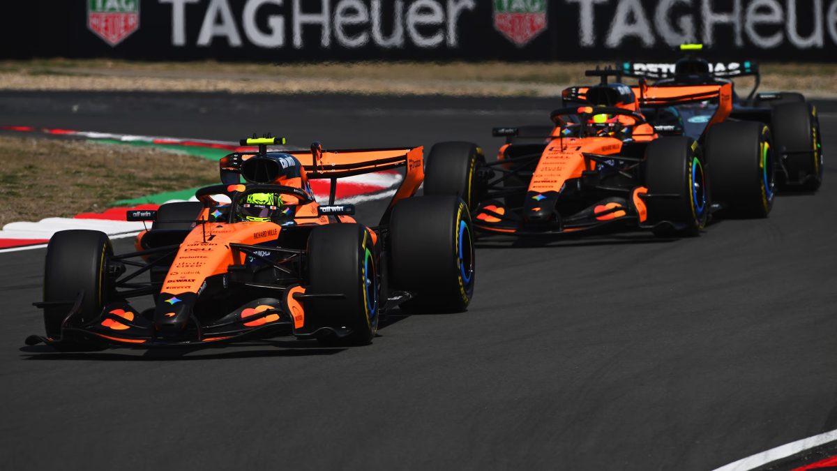 Emerson Fittipaldi pilota McLaren com motor V8 em demonstração em Miami