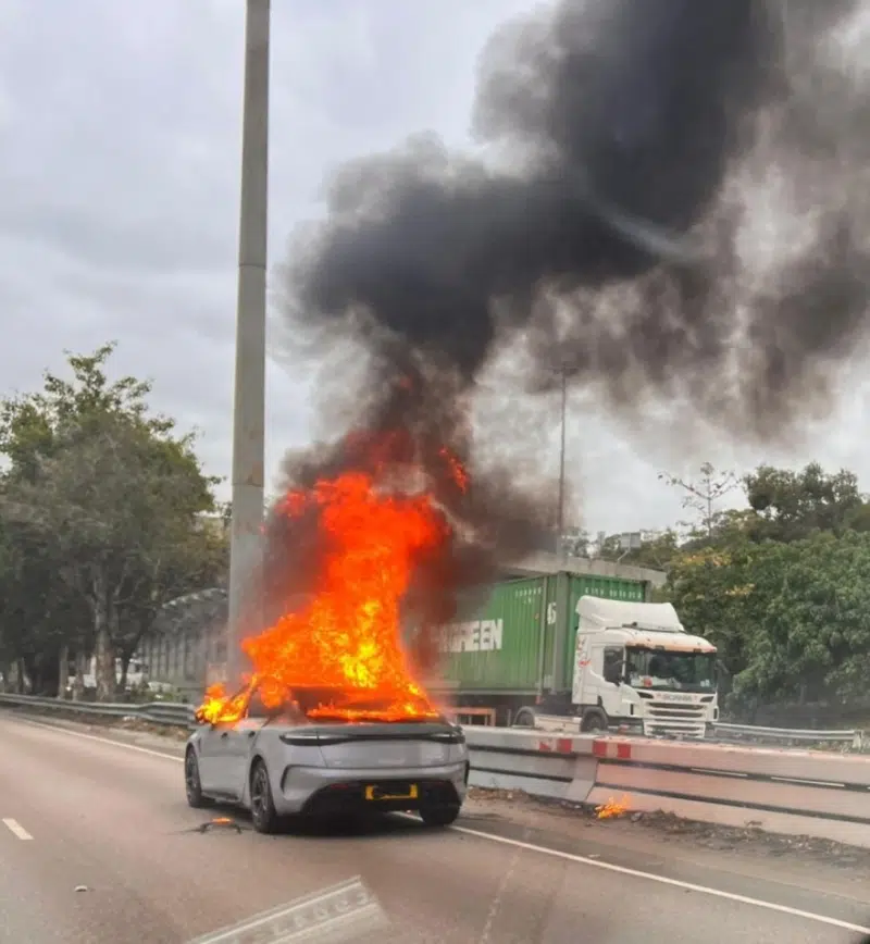 BYD Seal provoca tumulto no trânsito em Hong Kong; motorista sai antes do colapso