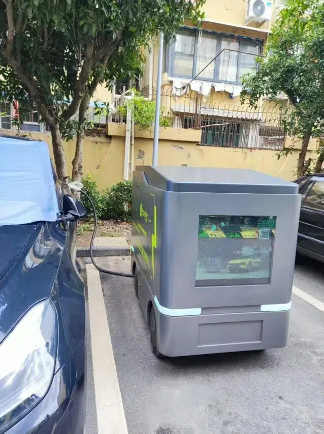 China aposta em robôs móveis que transformam vagas comuns em pontos de recarga para elétricos