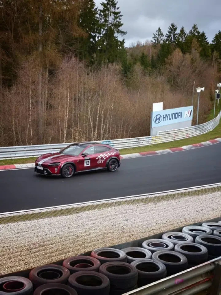 Xiaomi YU7 GT aparece sem disfarces em Nürburgring e revela pintura vermelha