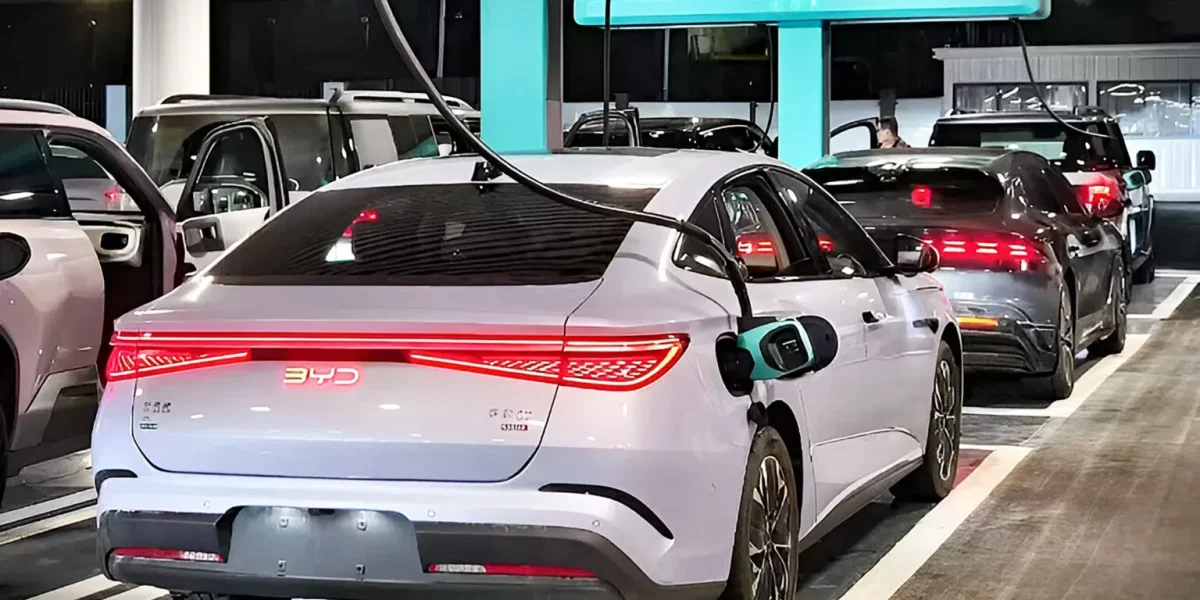 BYD alcança 5 mil estações de recarga rápida em apenas 27 dias