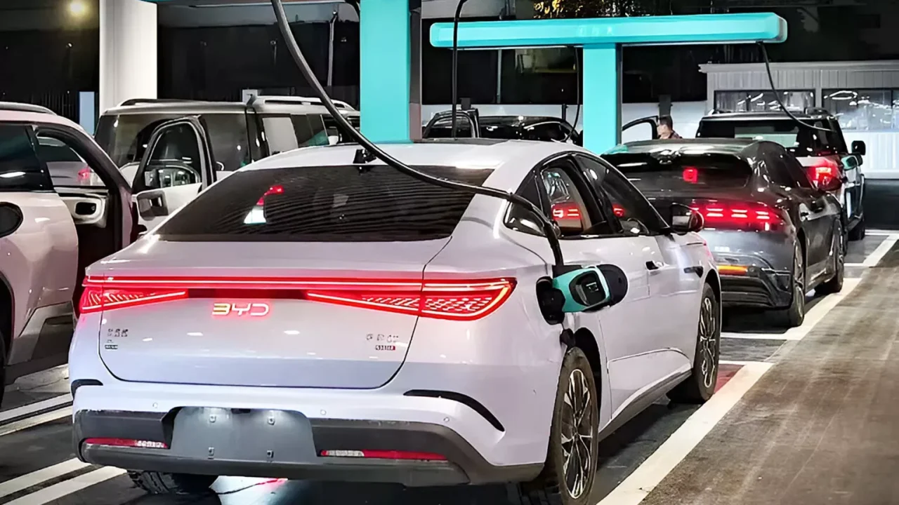 BYD aposta em recarga de 5 minutos para rivalizar com troca de baterias da Nio