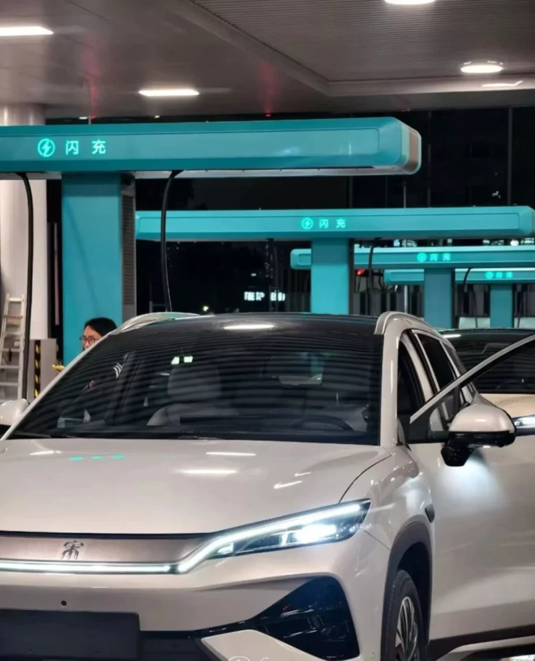 Carregadores ultrarrápidos da BYD ganham formato estratégico e se assemelham a postos de combustível