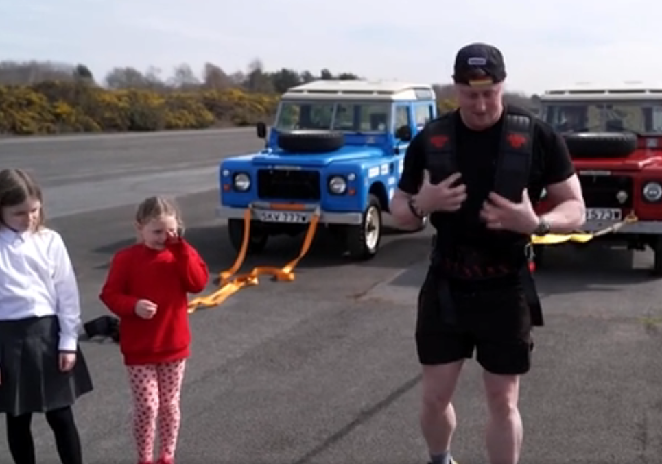 Veterano do Exército britânico bate recorde ao percorrer 100 km puxando um Land Rover