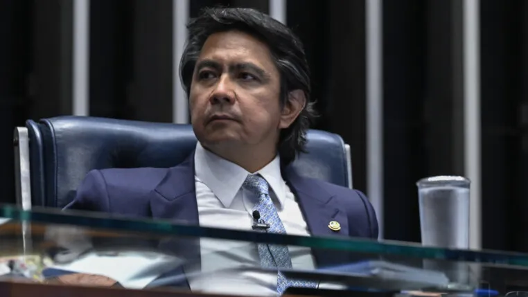 Senador é flagrado em SP dirigindo com CNH vencida e giroflex irregular