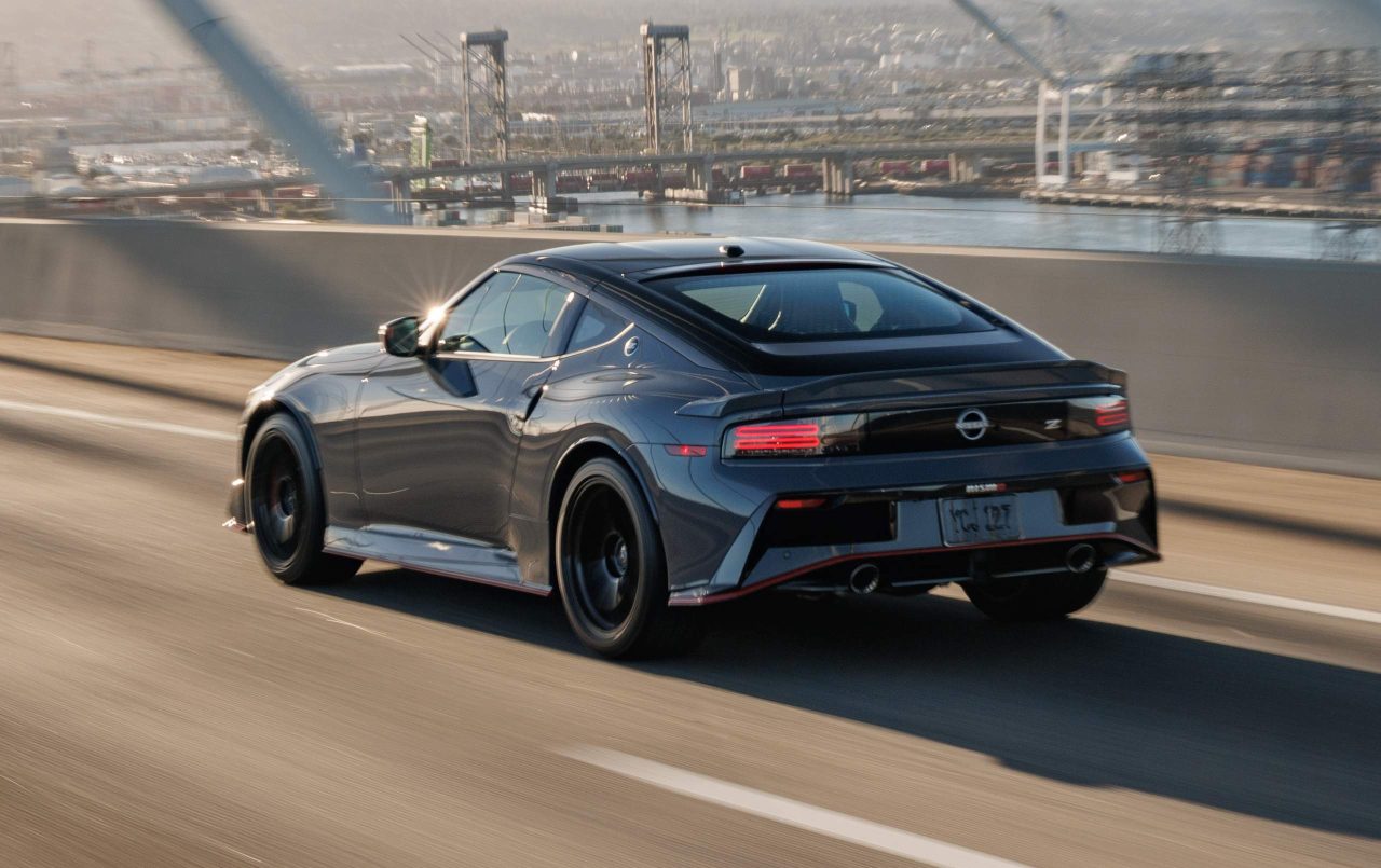 Nissan Z Nismo volta a oferecer câmbio manual para fãs da condução esportiva