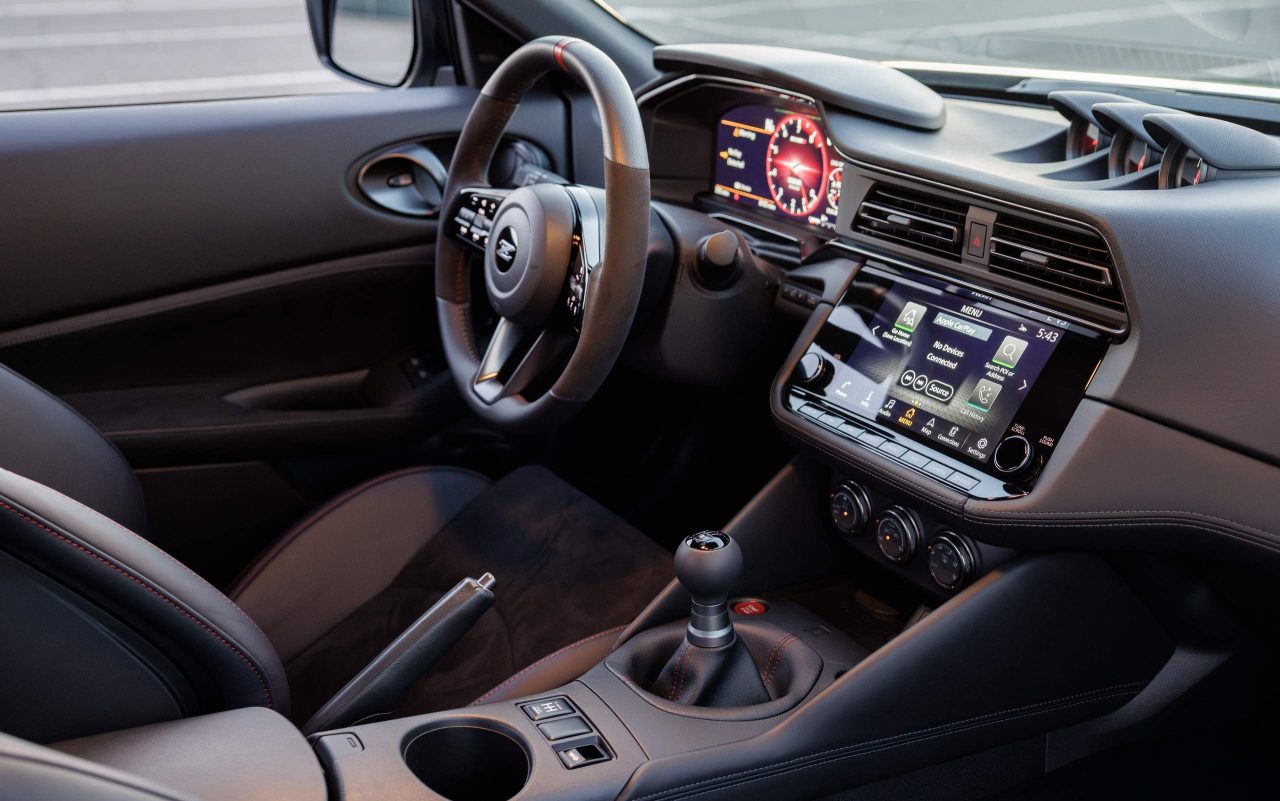 Nissan Z Nismo volta a oferecer câmbio manual para fãs da condução esportiva