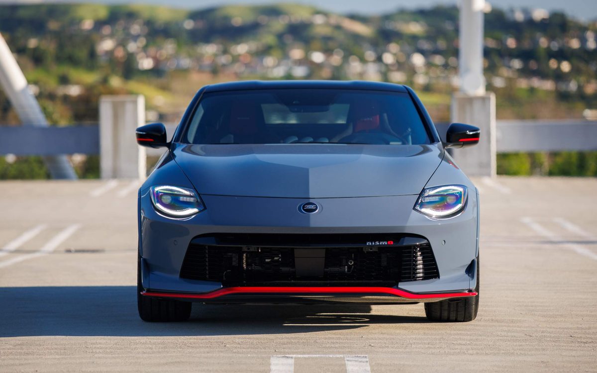 Nissan Z Nismo volta a oferecer câmbio manual para fãs da condução esportiva