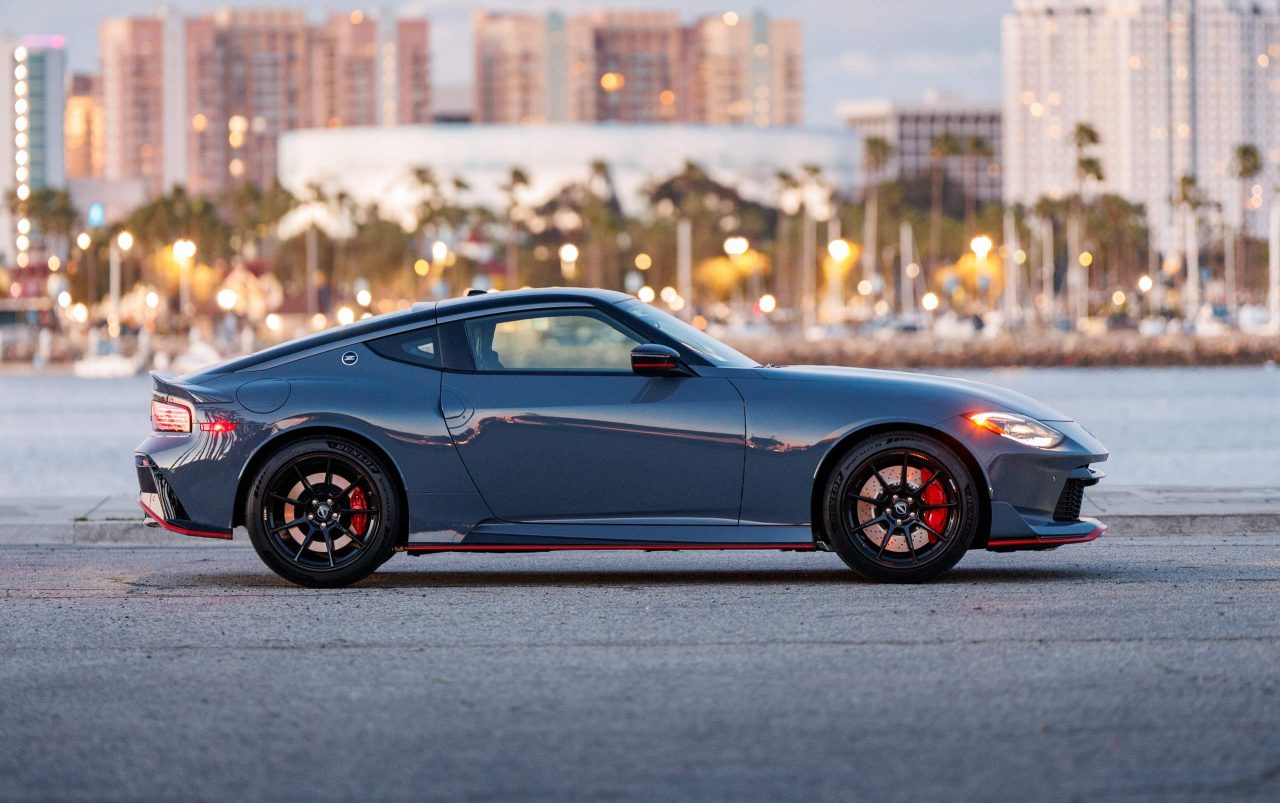 Nissan Z Nismo volta a oferecer câmbio manual para fãs da condução esportiva