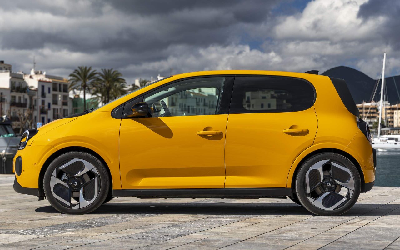 Novo Renault Twingo chega à Europa com mais espaço e proposta versátil