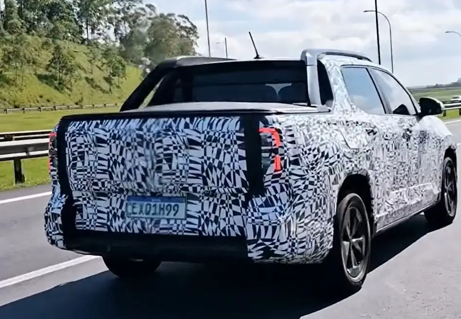 Flagra revela a carroceria final da Volkswagen Tukan, picape híbrida-leve que promete agitar o mercado em 2027. Confira os detalhes e expectativas!