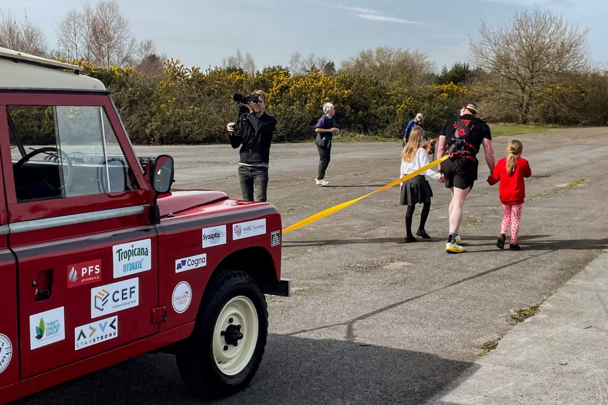 Veterano do Exército britânico bate recorde ao percorrer 100 km puxando um Land Rover