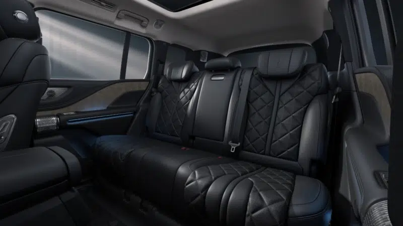BYD Yangwang U8 2026 tem interior revelado com nova tela curva e melhorias na cabine