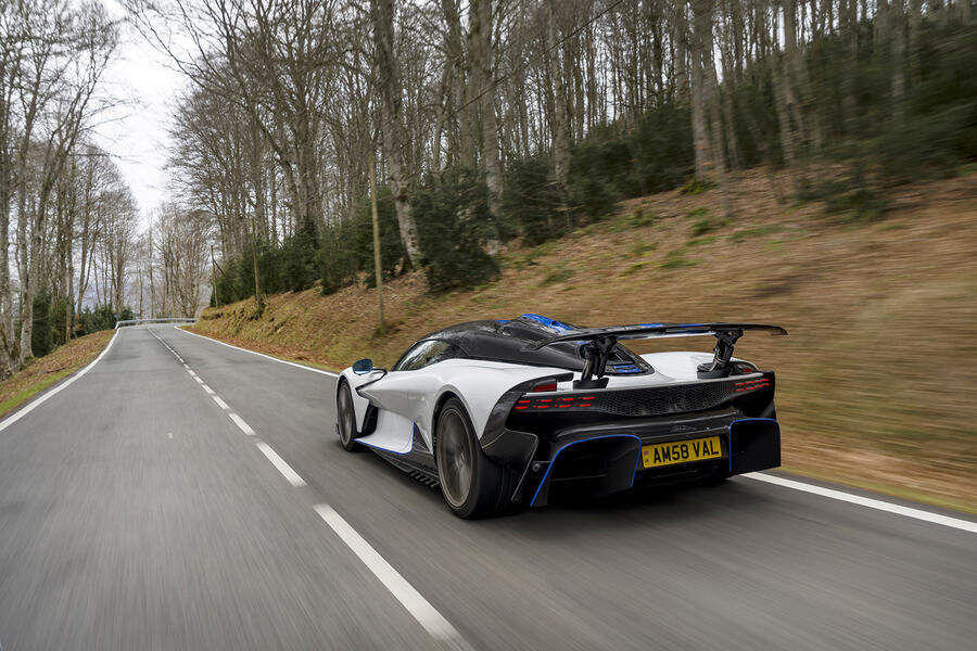 Aston Martin Valhalla de 1064 cv chega como rival direto da Ferrari com tecnologia híbrida e alto desempenho