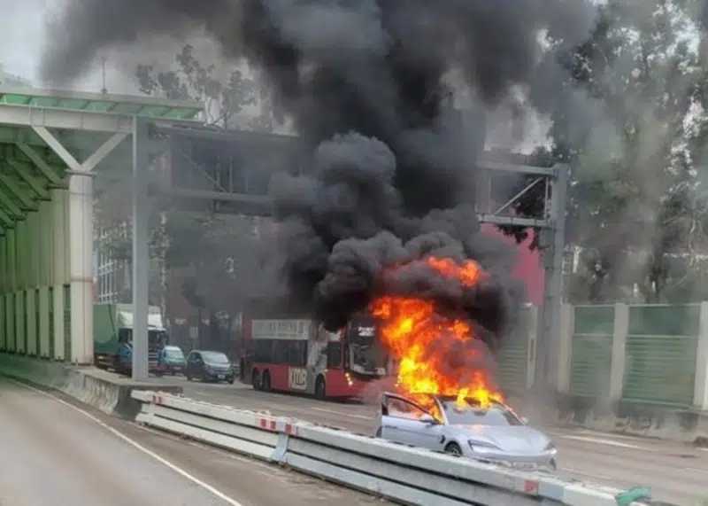BYD Seal provoca tumulto no trânsito em Hong Kong; motorista sai antes do colapso