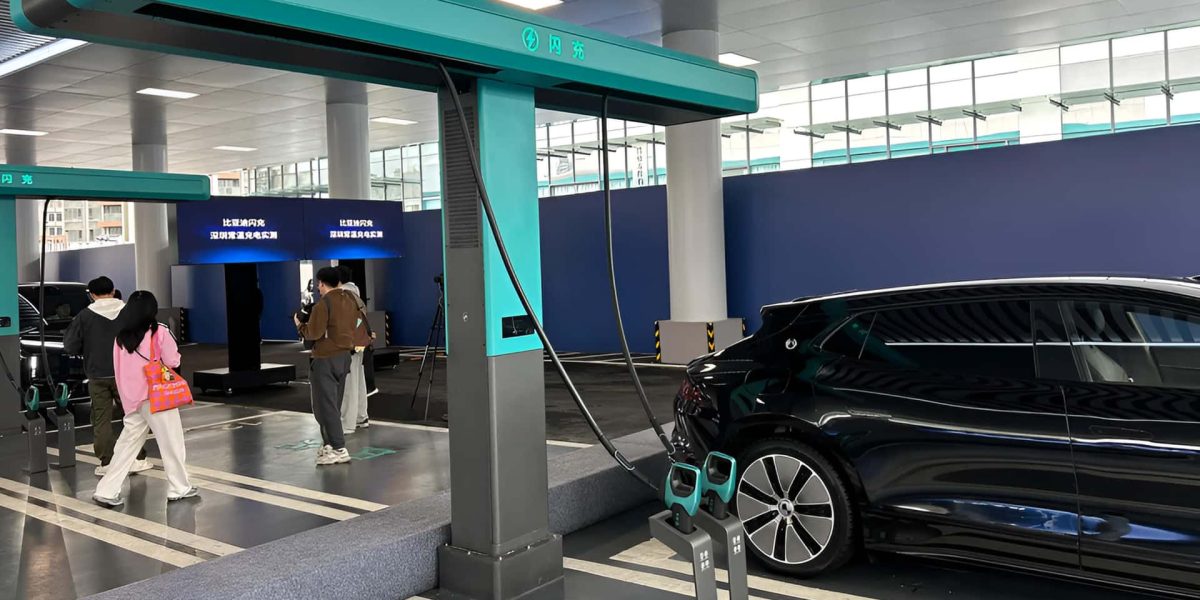 BYD aposta em recarga de 5 minutos para rivalizar com troca de baterias da Nio