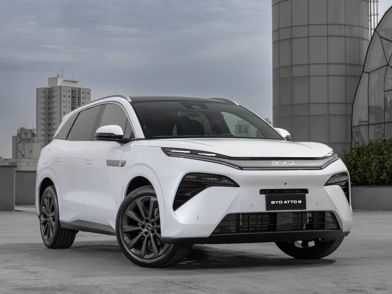 BYD Atto 8 é lançado no Brasil como SUV híbrido de 7 lugares