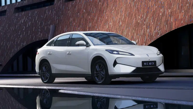 BYD adapta carros de aplicativo para recarga rápida de bateria