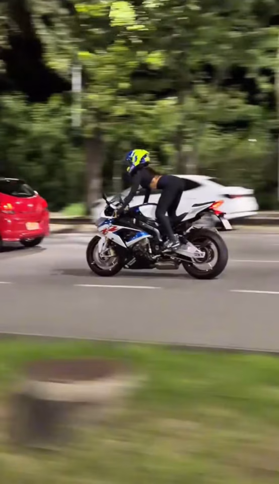 Juliette aparece pilotando moto de luxo da BMW avaliada em R$ 139 mil