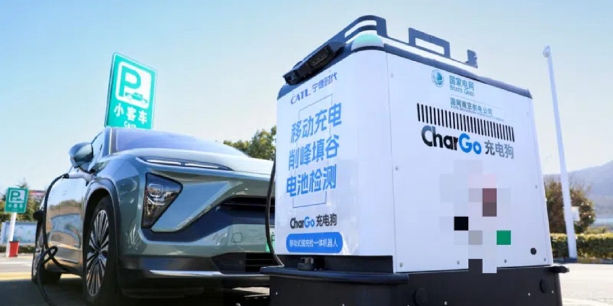 China aposta em robôs móveis que transformam vagas comuns em pontos de recarga para elétricos