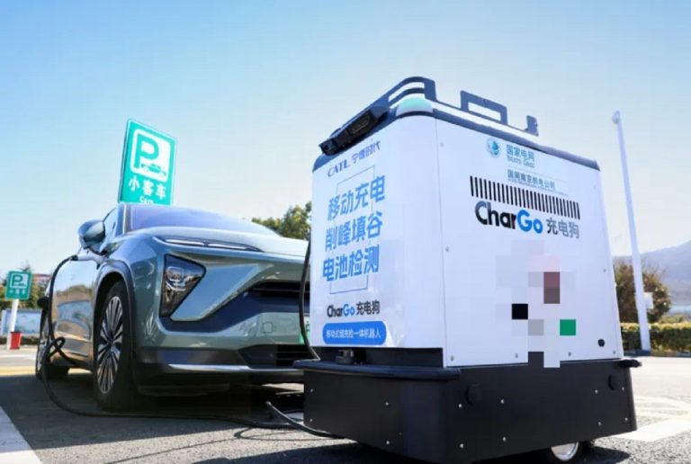 China aposta em robôs móveis que transformam vagas comuns em pontos de recarga para elétricos