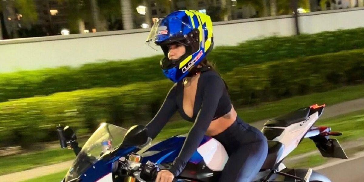 Juliette aparece pilotando moto de luxo da BMW avaliada em R$ 139 mil