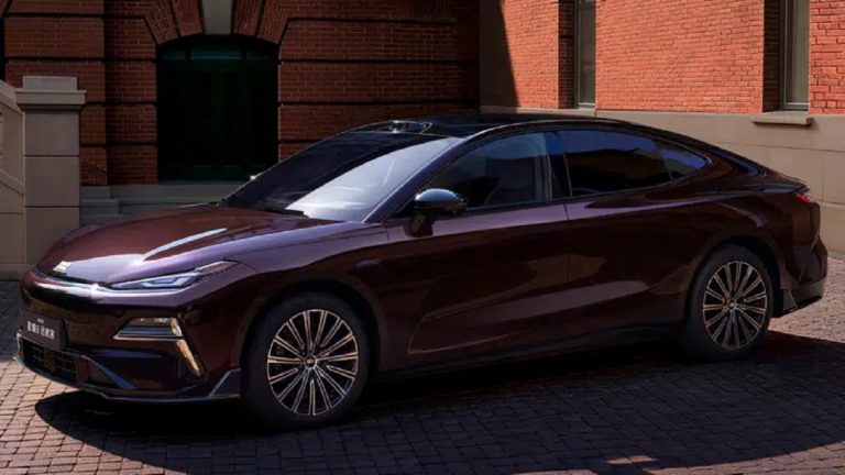 Geely inicia pré-venda do novo Starshine 8 com até 225 km em modo elétrico