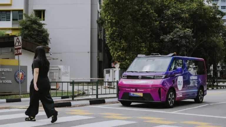 Parceria entre WeRide e Geely prevê entrega de 2.000 robôs-táxi em 2026