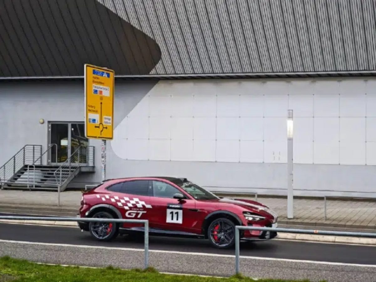 Xiaomi YU7 GT aparece sem disfarces em Nürburgring e revela pintura vermelha