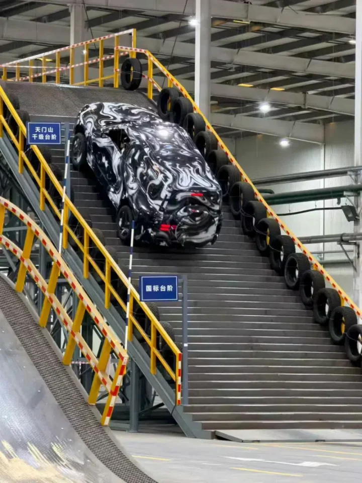 Yangwang U8 encara montanha simulada e impressiona em vídeo de teste que vazou