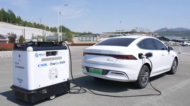 China aposta em robôs móveis que transformam vagas comuns em pontos de recarga para elétricos