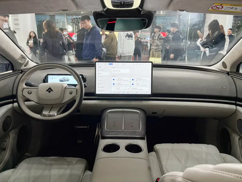 Novo GAC Hyptec A800 é lançado com tecnologia avançada e head-up display de 27”