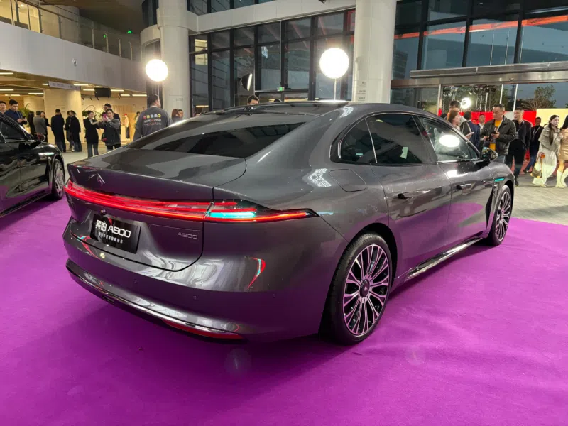 Novo GAC Hyptec A800 é lançado com tecnologia avançada e head-up display de 27”