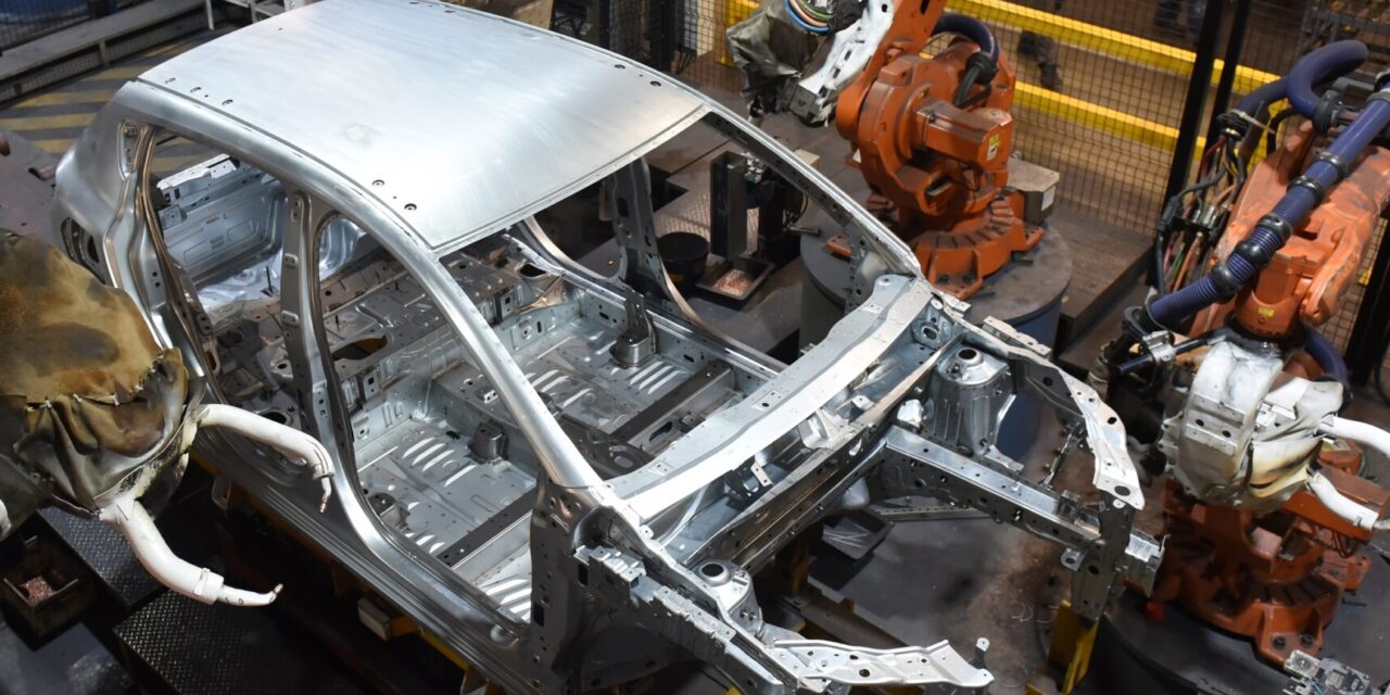 Montagem do híbrido EX5 começa a ser testada no Paraná por Renault e Geely