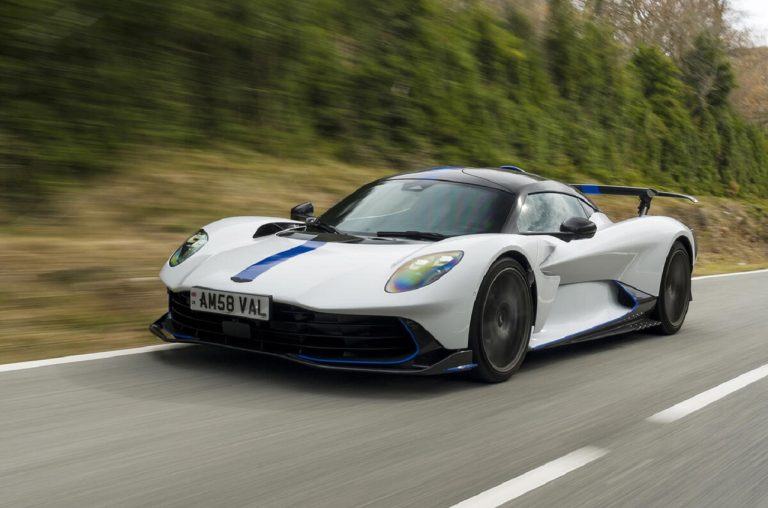 Aston Martin Valhalla de 1064 cv chega como rival direto da Ferrari com tecnologia híbrida e alto desempenho