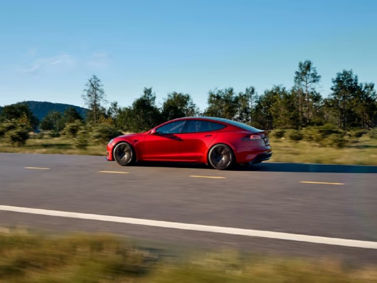 Tesla enfrenta ação judicial por maçanetas defeituosas no Model S