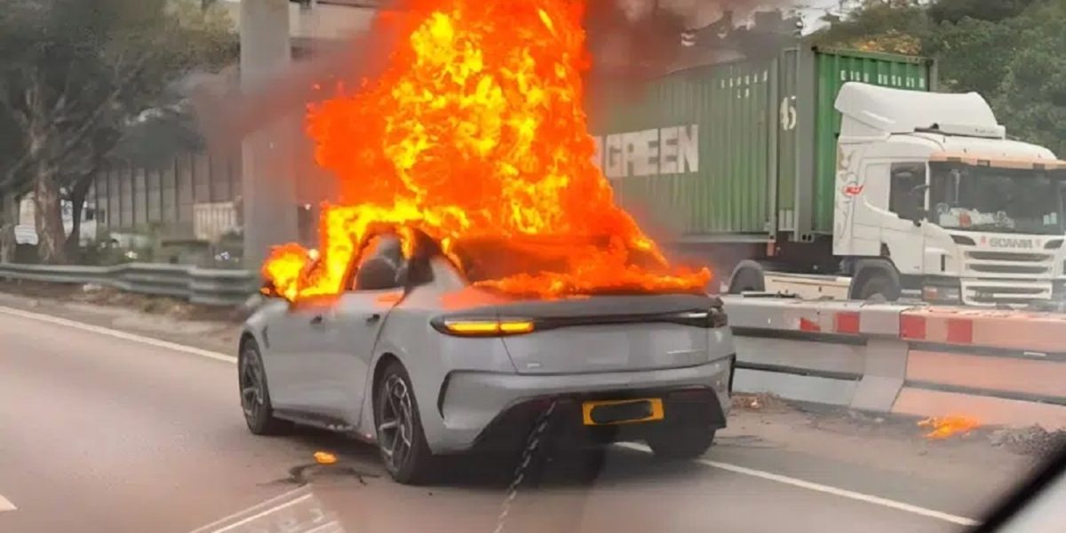 BYD Seal provoca tumulto no trânsito em Hong Kong; motorista sai antes do colapso
