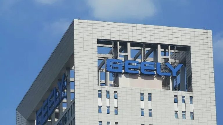 Geely defende metanol e diz que carros elétricos a lítio são pesados demais