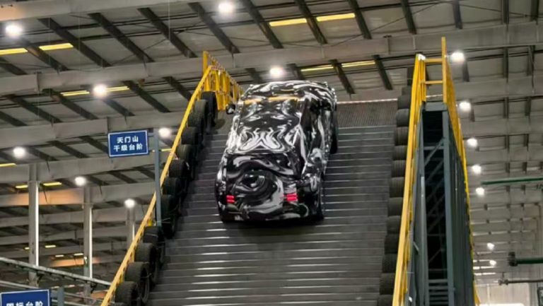 BYD Yangwang U8 encara montanha simulada e impressiona em vídeo de teste que vazou