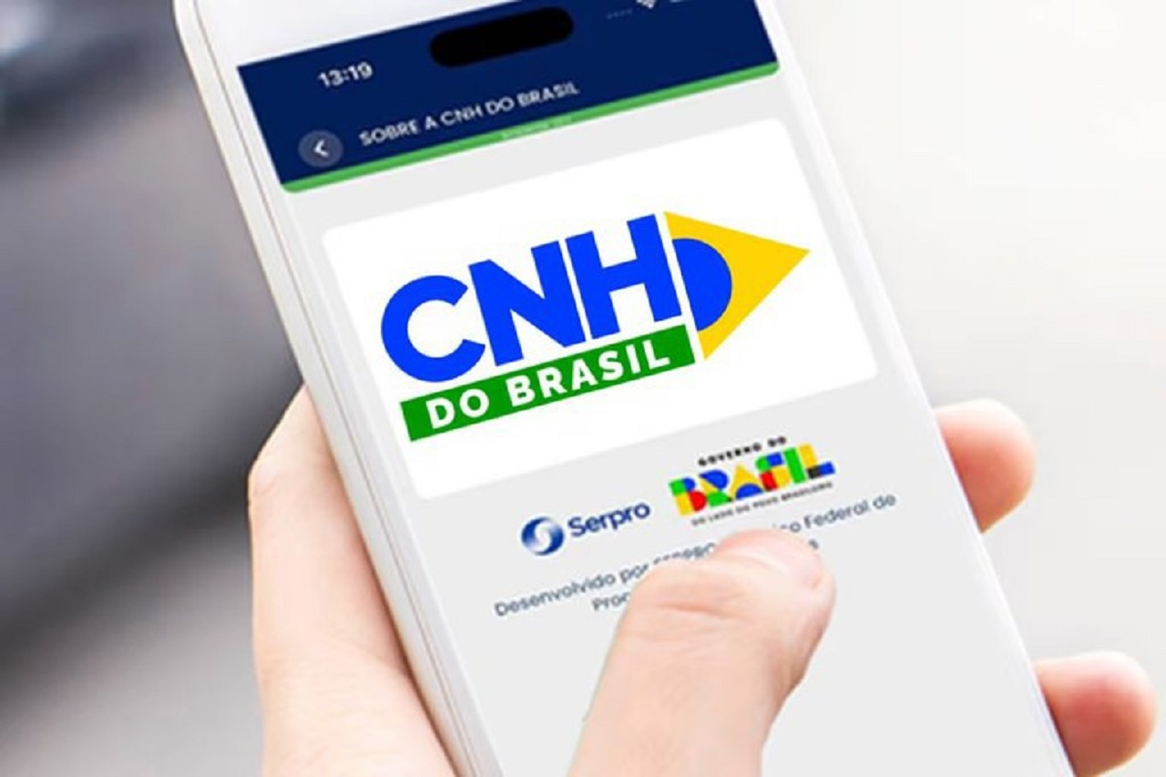 Câmara dos Deputados analisa mudanças no Código de Trânsito Brasileiro, incluindo a possibilidade de habilitação para menores de 18 anos e revisão de custos.