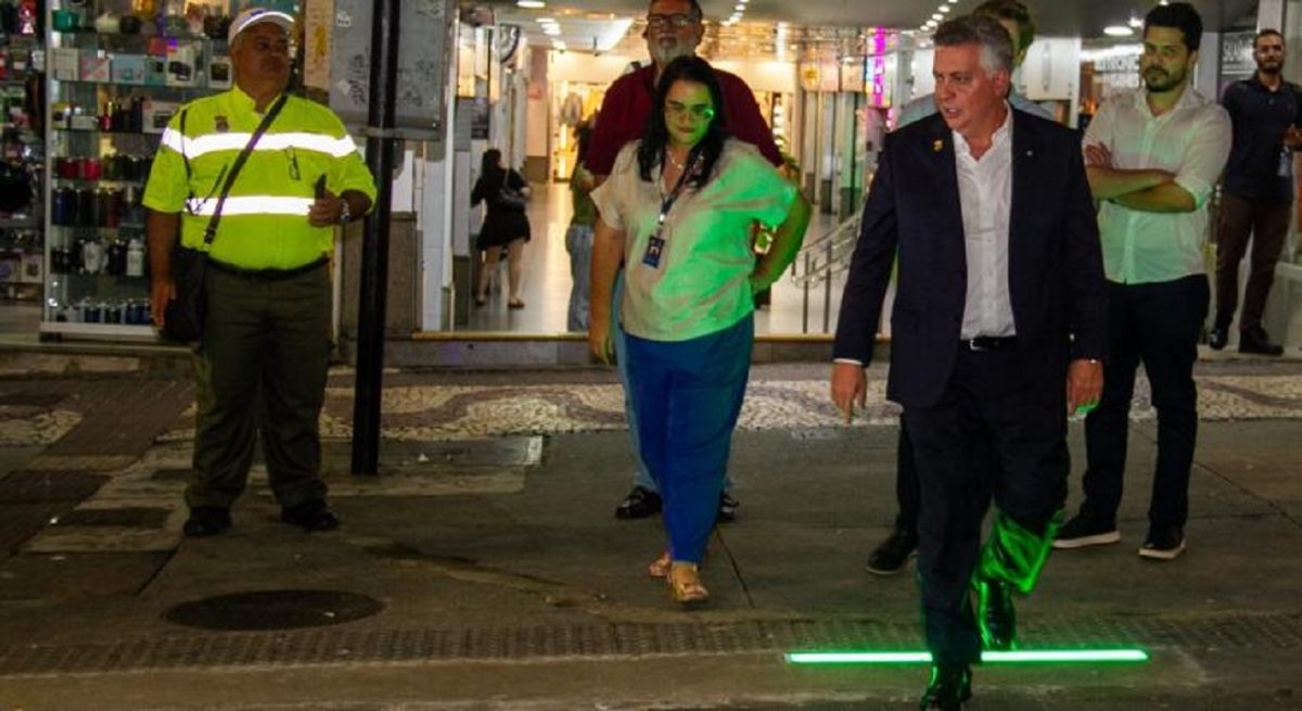 Belo Horizonte testa faixa de pedestres com LED para aumentar segurança