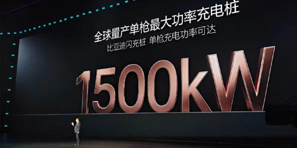 BYD anuncia carregador de 1.500 kW e prevê início da operação global no fim de 2026