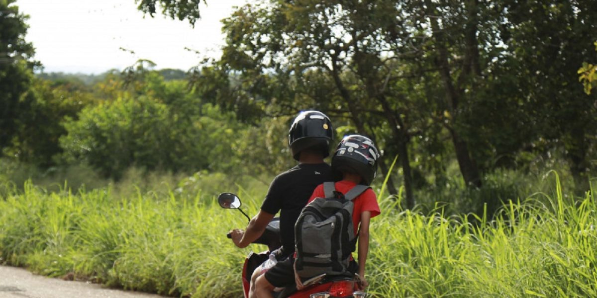 Projeto de lei pode liberar transporte de crianças a partir de 5 anos em motos
