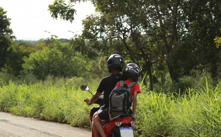 Projeto de lei pode liberar transporte de crianças a partir de 5 anos em motos
