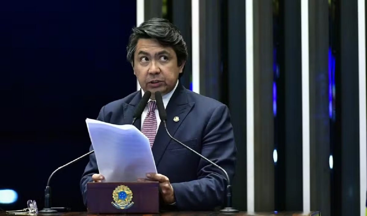 Senador é flagrado em SP dirigindo com CNH vencida e giroflex irregular
