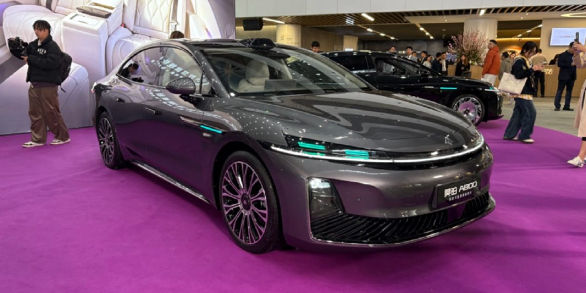 Novo GAC Hyptec A800 é lançado com tecnologia avançada e head-up display de 27”