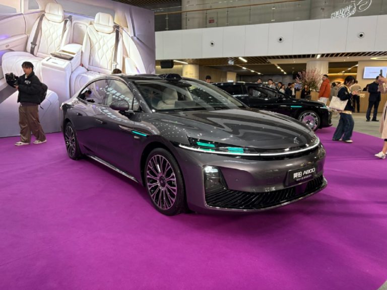 Novo GAC Hyptec A800 é lançado com tecnologia avançada e head-up display de 27”